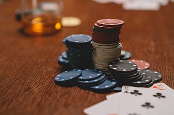 pokerchips und Pokerkarten direkt auf dem Spieltisch